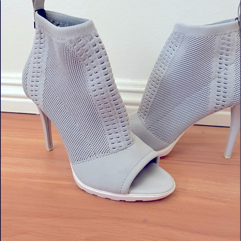 Size 6.5 Calvin Klein grey ankle booties.